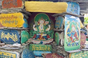 印度達蘭薩拉的的轉山路上有著許許多多的嘛呢石，圖中央為刻有觀世音菩薩像的六字大明陀羅尼。