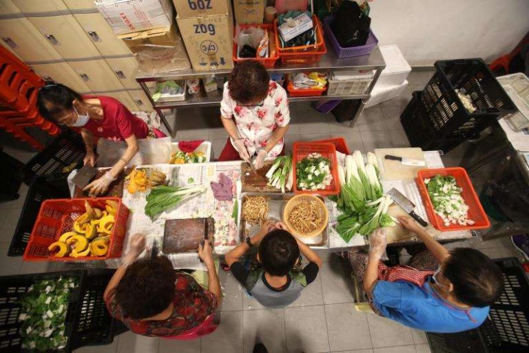 在今年的三慶活動，負責準備素食的義工（圖：早報）