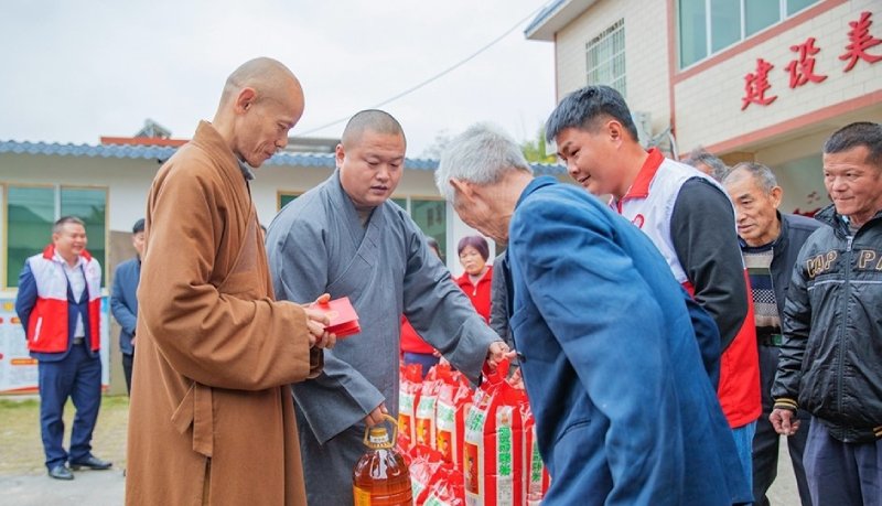 為貧困市民送上食用油、大米與祝福（圖：東華禪寺）