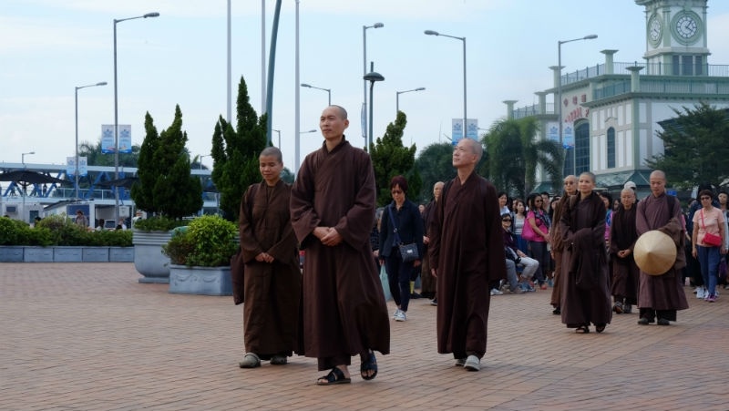 快閃禪（Flash Mob）活動，在梅村一眾法師的帶領下起步，由中環碼 頭以襌行形式，慢慢走到添馬公園。常霖法師也有參與。