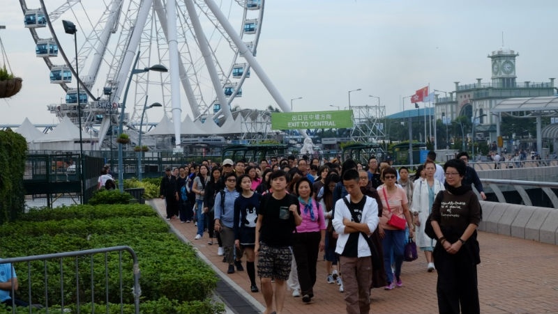 快閃禪活動共有超過100人參加， 步行路線穿過城市的中心，為的便是把禪修推廣給繁忙的都市人，令他們在忙碌過後有一份平靜和喜樂。