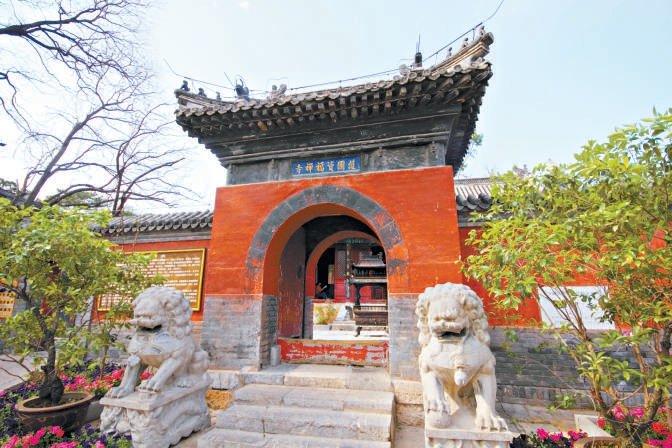 紅螺寺山門上方的明代匾額（圖：北京新聞中心）