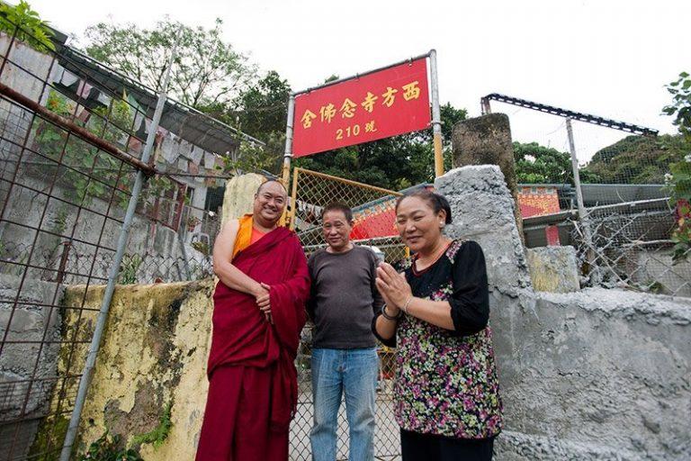 卓姬喇（右）及其丈夫於村屋前合照，左為哲蚌寺格西昂旺他親（Geshe Ngawang Tharchen）