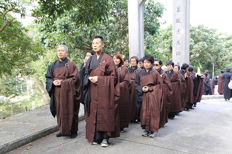 抵達觀音寺山腳後，大眾搭衣排班，非常莊嚴。