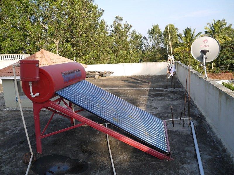 民宿天台的一台太陽能發電機。因為當地供電不穩定，常常突然停電，居民若能負擔的話都會自備發電機，也常備電筒和太陽能儲電的座枱燈。