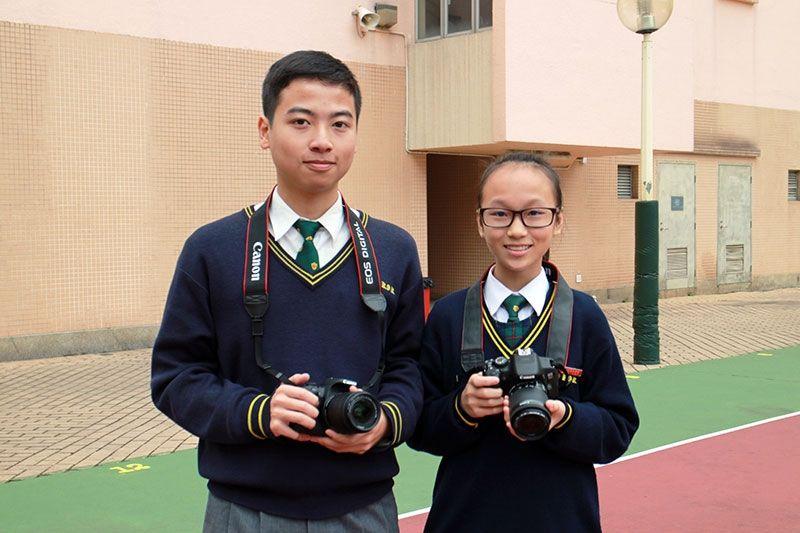 曾穎（右）及曾俊傑同學完成「攝影禪」課程後，提升了他們對攝影及禪修的興趣。