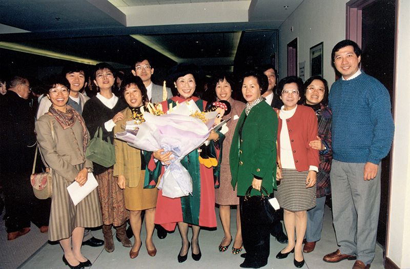 已故的方心淑博士（中間持花者）為甘迺迪中心創校校長，並在1986年創辦香港展能藝術會，對特殊教育貢獻良多，被尊稱為「復康之母」。穿綠色外套者為傅太（圖：甘迺迪中心網站）。