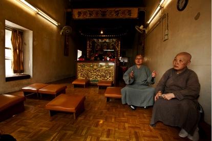 衍禪法師（圖右）和衍好法師（圖左）坐在大覺寺二樓的佛殿裡分享重建的故事。