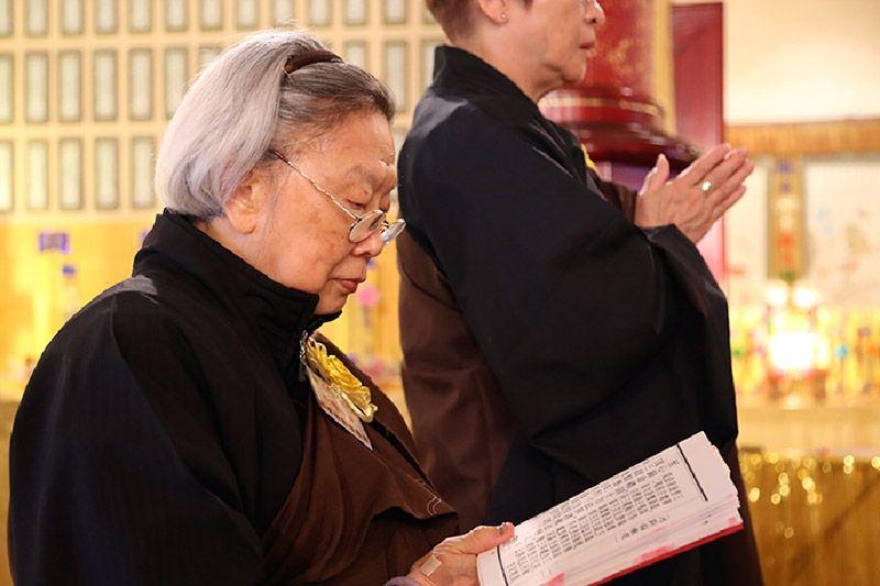 江妙吉祥居士身居加國仍心繫佛法，圖為其參加加拿大東蓮覺苑五年一度水陸法會的身影，她亦於周日在東蓮覺苑作佛法講座的分享。