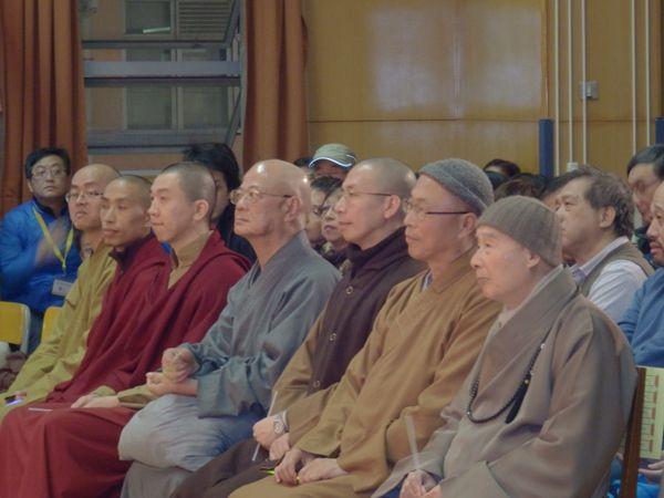 淨空長老(右一)、慧禮法師(右二)與眾法師一起觀看表演