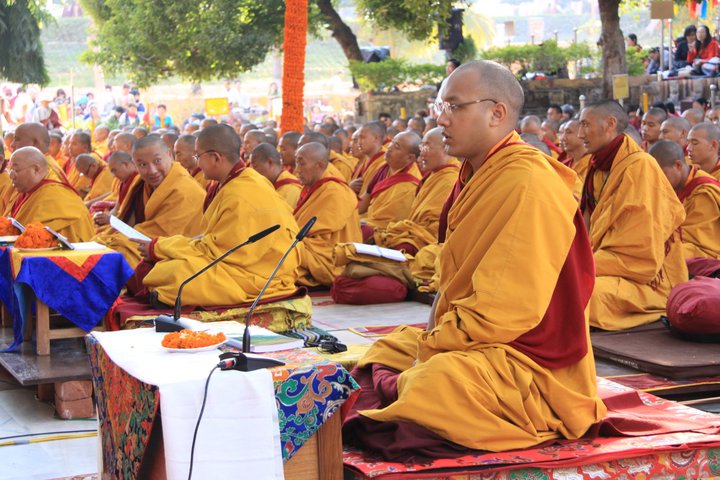 印度一年一度的盛事：噶舉大祈願法會。右一為第十七世大寶法王烏金聽列，左二面向鏡頭者即蘇曼迦旺仁波切，他與其左方的蔣貢工珠仁波切，並列法會前座。