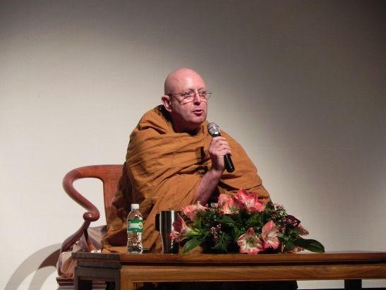 Ajahn Brahm以各種鬼馬表情及聲線「講鬼故」