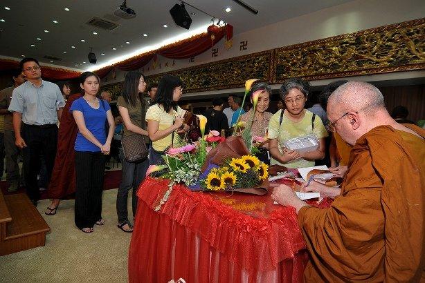 法師去年來港進行簽書活動
