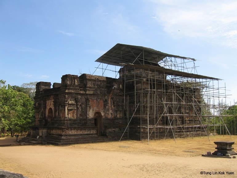 帕拉卡馬巴胡國王一世興建了著名的佛教大學Alahana Pirivena，至少可容納一萬名學子，校區面積超過80公頃，設備一應俱全。