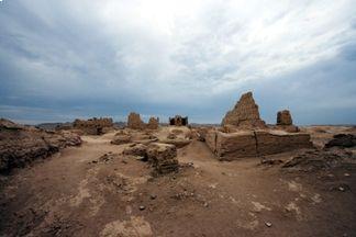 交河古城現貌。在公元前2世紀及5世纪中葉構建的，也是漢代車師人所建的「車師前國王庭」所在地，屬絲綢之路上的歷史名城。