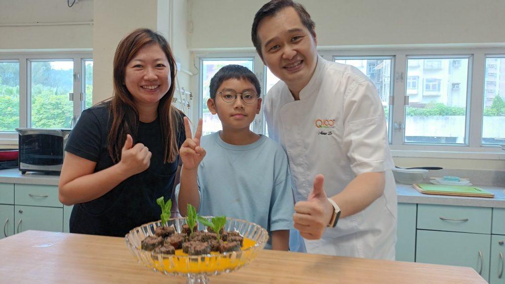 季軍保良局梁周順琴小學梁赤燃同學和媽媽合作的「素菜卷伴芒果醬」。
