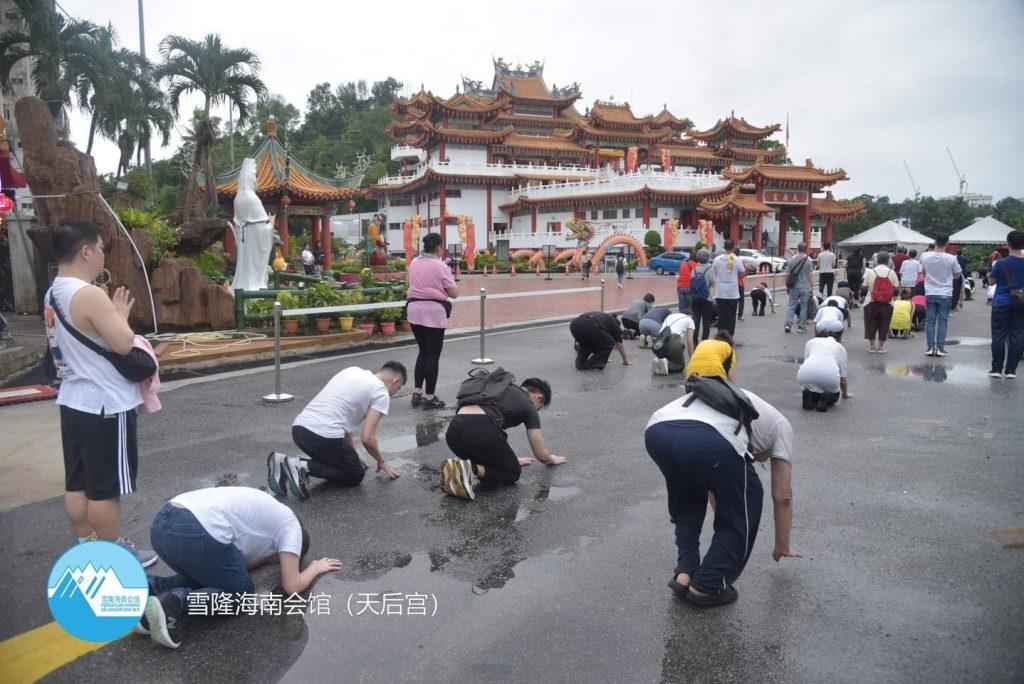 吉隆坡天后宮三步一拜（圖：雪隆海南會館(天后宮)）