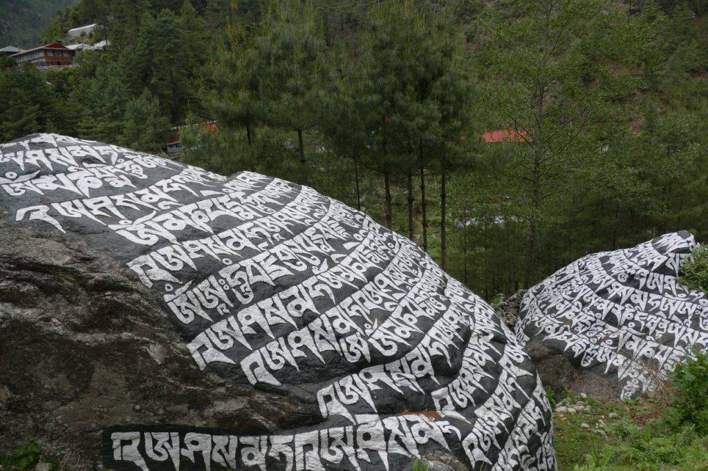 沿途瑪尼石（mani stone）