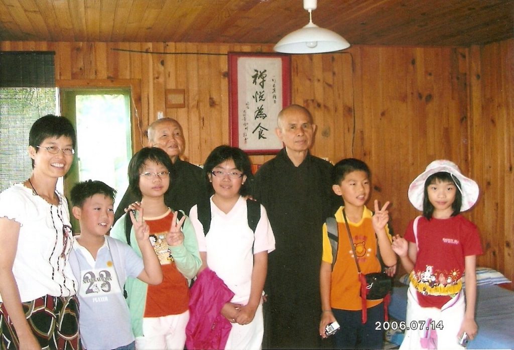 2006年張仕娟（左一）與她的女兒思齊前往法國梅村，參加一行禪師舉行的正念禪修。幾年後，她的女兒於2020年在梅村剃度出家，請按此閱讀相關文章。