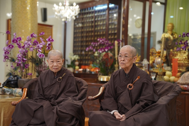 現年八十歲的住持秉鴻法師（圖右）與七十八歲的宏量法師（圖左），原來是一對血脈相連的親姐妹。