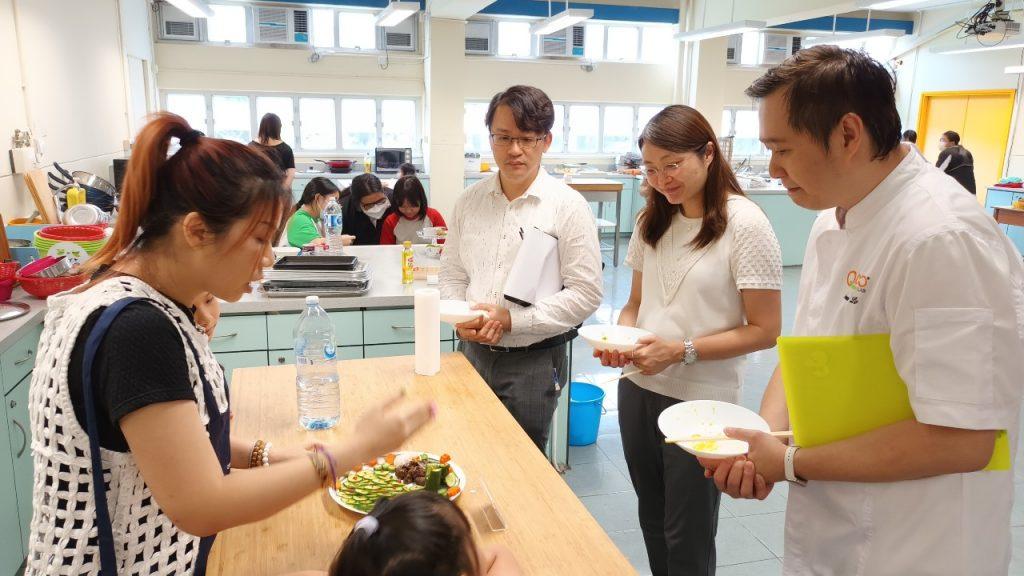 （右起）營廚Marco、梁穎媛校長及劉家發主任一同試食及評分。