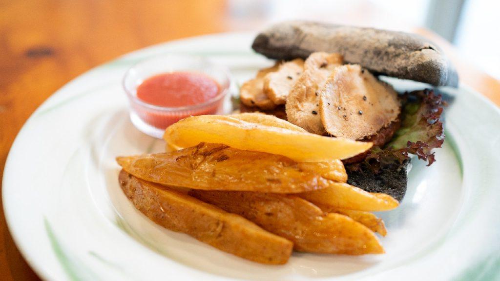 猴頭菇漢堡特別採用全素的竹炭意大利飽製作，猴頭菇扒以黑椒煮香，十分惹味。